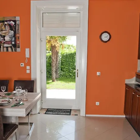 Isadora Apartment *